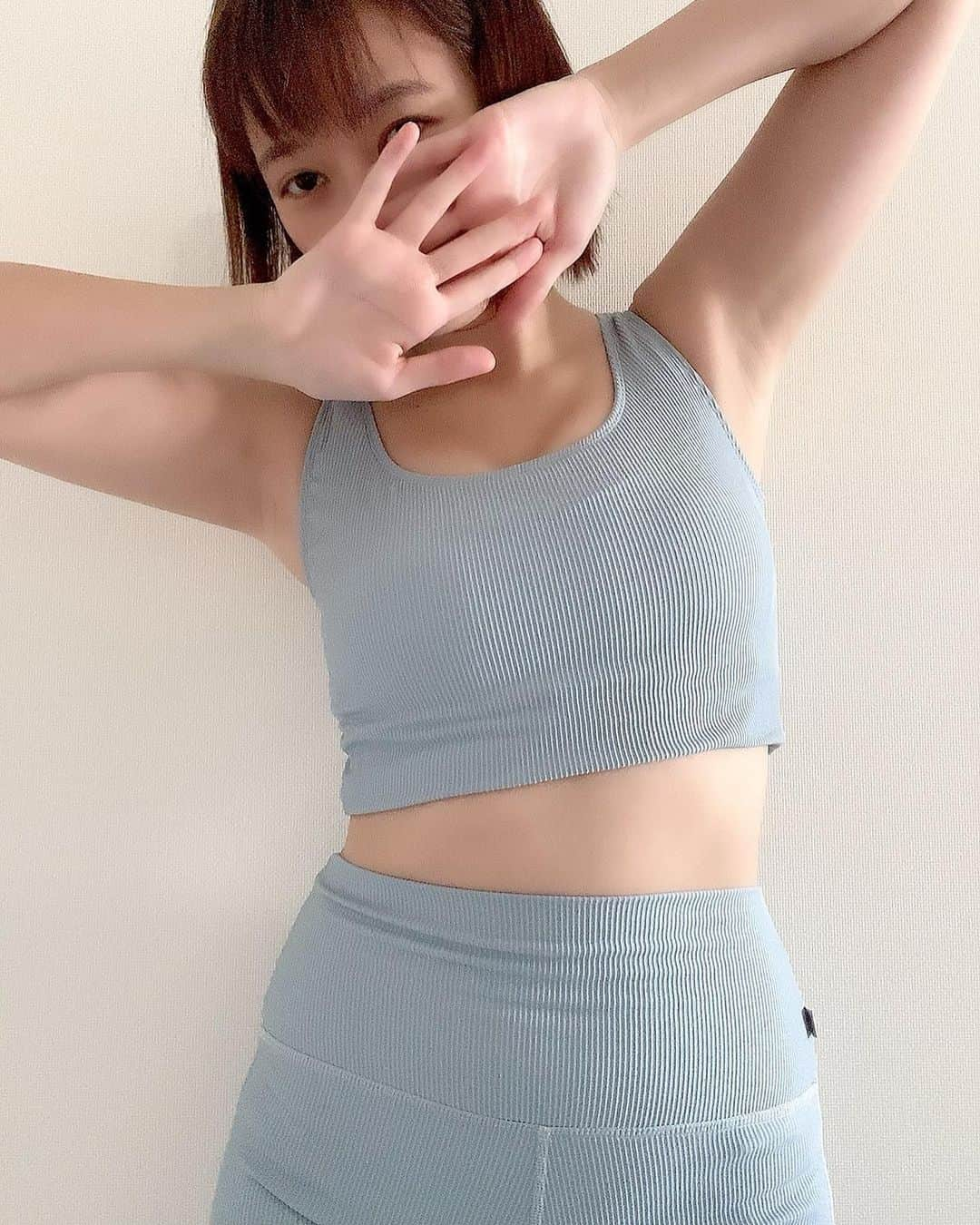 嶋村瞳さんのインスタグラム写真 - (嶋村瞳Instagram)「. 新作のヨガ🧘‍♀️ウェア @sukala_official  爽やかな水色が可愛すぎてモチベーションあがった(⁎ᴗ͈ˬᴗ͈⁎)ホットヨガでたくさん汗かいて老廃物たくさん出した！ 生地が良くて着心地抜群💕 ※身長低いためあえて写真撮る時にお腹出してます。152cmですが、上のウェア少し長めなのでお腹は隠れます。あまり露出したくない方にもオススメ。 . #休日はすっぴんで過ごします  #sakula #ヨガ #ヨガウェア #ヨガウェアコーデ #ホットヨガウェア #ホットヨガで痩せる #ホットヨガダイエット #美肌 #腸活 #お腹引き締め #骨盤矯正 #股関節ストレッチ #美尻 #美脚 #モデル #ファッション   #yoga #yogawear #fashion #model #instafashion #instayoga」11月17日 17時31分 - hitomi_shimamura_official