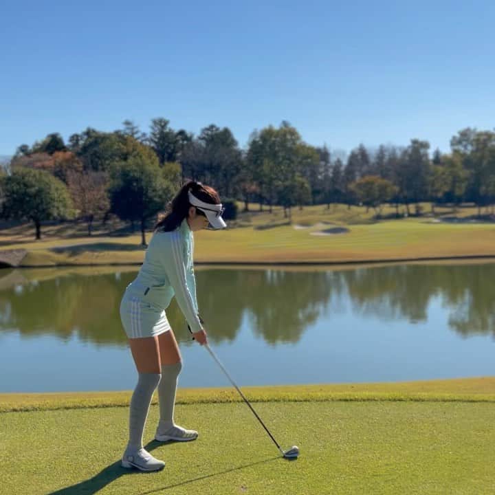 のインスタグラム：「バーディーとれたホール♡ 150ydくらいかな？🏌️‍♀️ 4mくらいのパットが入って嬉しかった❤️ 2枚目は一緒に回ったみなみちゃん🧚🏻‍♀️ 本当にゴルフ上手なの🥺 わたしみたいにバタバタしたゴルフじゃなくてずっと安定。笑 先週末、ラウンド後に2時間くらい練習もして ほんとに1日が充実してた〜⛳️💕 来月のゴルフも楽しみー！ . #まいごるふ#ゴルフ#ゴルフ女子#ゴルフスイング#ゴルフウェア#ゴルフコーデ#アディダスゴルフ#ずっとゴルフ#maigolf#golf#giftedwithadidas #golfswing#golfwear#골프#골프스윙#골프중독#골프웨어」