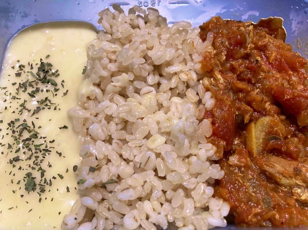 帯広さやかのインスタグラム：「Mackerel tomato curry with cheese sauce is delicious.」