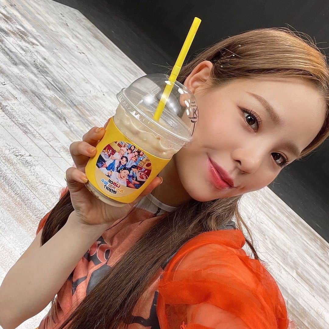のインスタグラム：「ロングとショート どっち派ですか ~⁇😄  긴머리랑 단발머리  어느쪽을 좋아해요~⁇😄  #NiziU #WithU #MAKO #🍋🍫」