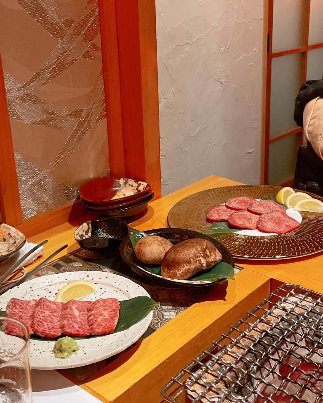 星野めいさんのインスタグラム写真 - (星野めいInstagram)「Very delicious Kyoto yakiniku🥢✨I'd like to recommend it!  ３年ぶりに実家に帰ってきたので、 京都でご飯🥃♡  近江牛専門店 『近江牛焼肉 肉の流儀 肉塊』さんに家族で行ってきました🥢✨ @meatsoul_kyoto   とても京都らしく華やかで可愛い店内👏🏻  絶対食べたかった近江牛ユッケと生センマイ〜〜〜😭❤️❤️❤️  溶けました🤤 生センマイのプリプリコリコリ食感...🤤 タレもとても美味しくてお酒がすすみます🥃  お肉はハラミ、ミスジ、タンと頼んだんですが、 上品な脂で重たくないけど満足感のあるお肉🐮♡ 70歳のおばも美味しい美味しいと完食していました！！  海鮮もすごく綺麗に盛り付けていてほんとに贅沢🦐✨  最後のフルーツまで何を食べても美味しくてずっと感動していました🥺  久しぶりに家族に会えて一回目の食事をここのお店にして大正解でした🙆🏻‍♀️ また絶対行きたいです！  みなさんもぜひ行ってみてください😌💕  #京都焼肉 #近江牛 #炭火焼肉 #京町家 #京都 #牛タン #ユッケ #牛刺し #woomypr  #京都グルメ　 #京都ディナー」11月17日 17時54分 - pometaaan