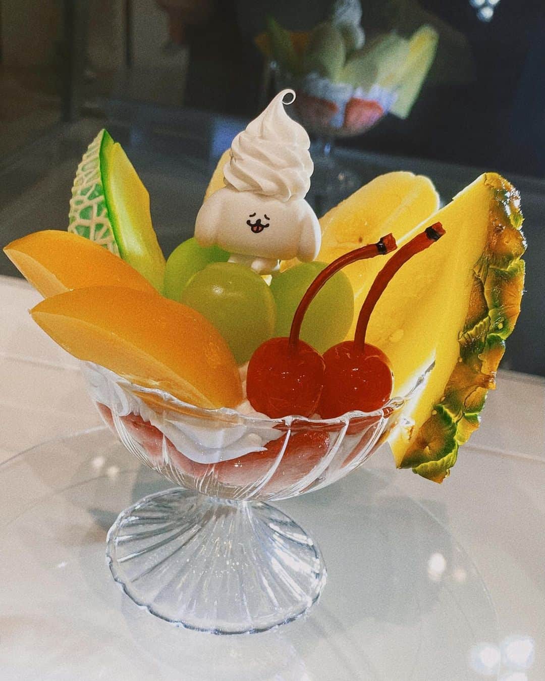 小野寺結衣さんのインスタグラム写真 - (小野寺結衣Instagram)「・ ⁡ ⁡  #暮ヤスコ さんのおだんごを 頭に乗せられて感・無・量だったこの日 𓈒𓏸  ⁡ めちゃくちゃジム頑張ったあとに よくチーズケーキ買ってたのを 思い出しました🍰 ⁡ ⁡ ⁡ 洗濯物3回まわしたし断捨離したから ご褒美にって今日もドーナツ 食べてしまった🤦‍♀️🍩 ⁡ ⁡ すぐ都合の良い理由をつけて 甘いものをたべてしまうけど、 明日から頑張ろう...🙂 ⁡ ⁡ ⁡ ⁡ #やさ村やさし #サイコパスオ #ぺろち #かわいかった .... @pantovisco さんの #少しマルマルな芸術祭 #東急プラザ 表参道原宿にてあしたまで😎」11月17日 17時55分 - yui_onodera0831