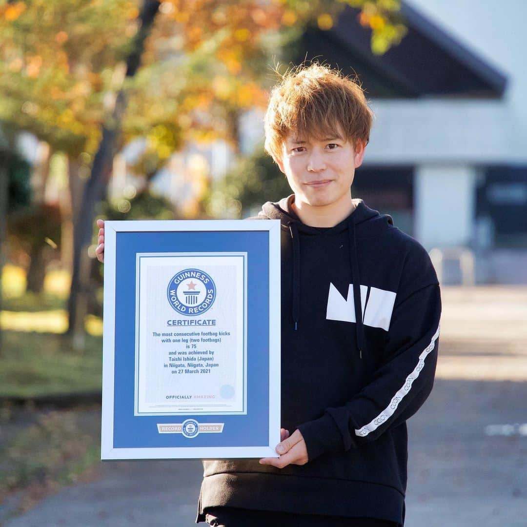 石田太志のインスタグラム：「I’ve got Guinness world record!  【ギネス世界記録として認定されました！】 以前に挑戦したギネス世界記録が無事に認定され、認定証が届きました！  今回の記録は2つのフットバッグを1つの足でジャグリングした回数を積み重ねるもので、75回を記録しました。  記録を更新した時も嬉しかったですが、それ以上にこうして認められて形に残るものを頂けたのは更に嬉しく思いました。  記録に挑戦し続けると共に、こうした事をキッカケに多くの方にフットバッグを知って頂ければ本望です。  いつも応援して下さっている方々、ありがとうございます！  #footbag #worldchampion #performance #a7c #camera #sel85f18 #sony #sonyalpha #guinness #guinnessworldrecord #guinnessworldrecords #フットバッグ #世界一 #パフォーマンス #ギネス世界記録 #ギネス記録 #ギネス」