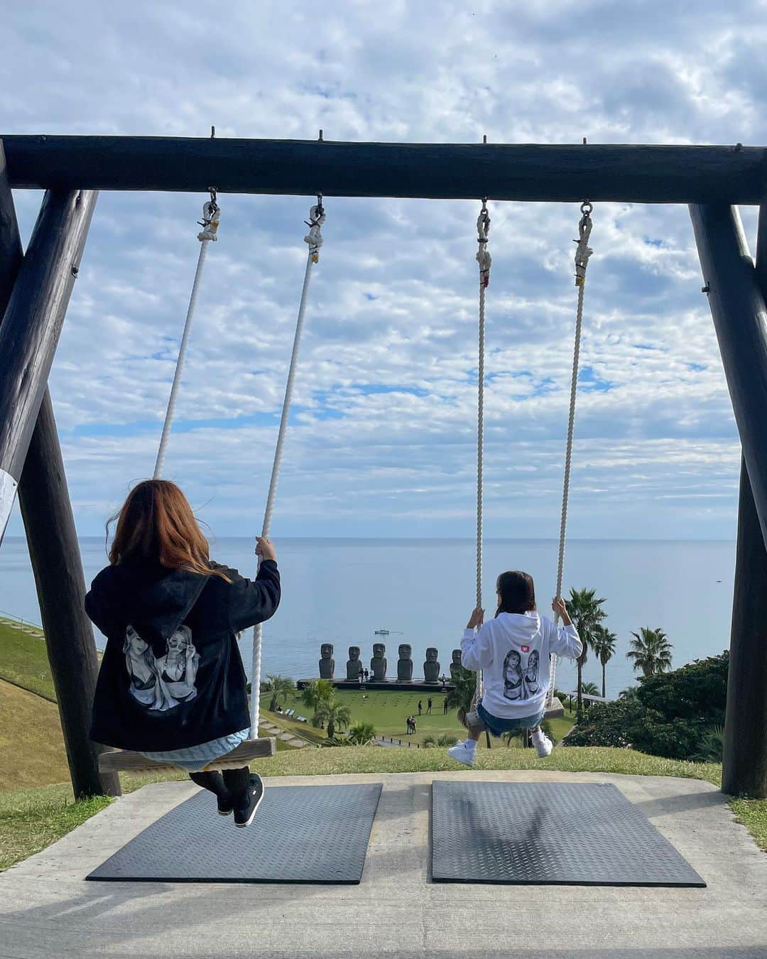 木村理恵さんのインスタグラム写真 - (木村理恵Instagram)「📍宮崎県　サンメッセ日南🗿☀️  あーちゃんがずっと行きたいって言ってたモアイ〜💓 やっと実現🔥  9:30からOpenだったけどもう既に観光の人がいたよ‼️✨ カートで行こうか話してたんだけど、全然歩いていけたよ💓 ショーパン寒いから迷ったんだけど、昼夏みたいに暑すぎて実は正解🙆‍♀️だったかも🤣🤣  4枚目の写真のモアイは地球の平和🕊🌏って言うジンクスがあるから✌️してみた💓 一体づつジンクスがあるみたいよ🤞✨詳しくはストーリーに書いたよ🖋  他にも海とモアイを見ながら乗れるブランコがあったり🌴 資料館があったり📜上から見下ろせる丘があったり🦋 気持ちよくて最高な場所でした💕  まじで行って良かった〜😘❤️楽しすぎた😻  本物のイースター島🏝も行きたいな🥺🥺  #miyazaki#travel#moai #girlstrip #japanesegirl #宮崎#旅行#サンメッセ日南  #モアイ像」11月17日 18時15分 - rierienari1229