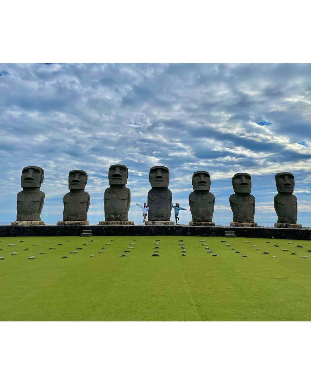 木村理恵さんのインスタグラム写真 - (木村理恵Instagram)「📍宮崎県　サンメッセ日南🗿☀️  あーちゃんがずっと行きたいって言ってたモアイ〜💓 やっと実現🔥  9:30からOpenだったけどもう既に観光の人がいたよ‼️✨ カートで行こうか話してたんだけど、全然歩いていけたよ💓 ショーパン寒いから迷ったんだけど、昼夏みたいに暑すぎて実は正解🙆‍♀️だったかも🤣🤣  4枚目の写真のモアイは地球の平和🕊🌏って言うジンクスがあるから✌️してみた💓 一体づつジンクスがあるみたいよ🤞✨詳しくはストーリーに書いたよ🖋  他にも海とモアイを見ながら乗れるブランコがあったり🌴 資料館があったり📜上から見下ろせる丘があったり🦋 気持ちよくて最高な場所でした💕  まじで行って良かった〜😘❤️楽しすぎた😻  本物のイースター島🏝も行きたいな🥺🥺  #miyazaki#travel#moai #girlstrip #japanesegirl #宮崎#旅行#サンメッセ日南  #モアイ像」11月17日 18時15分 - rierienari1229