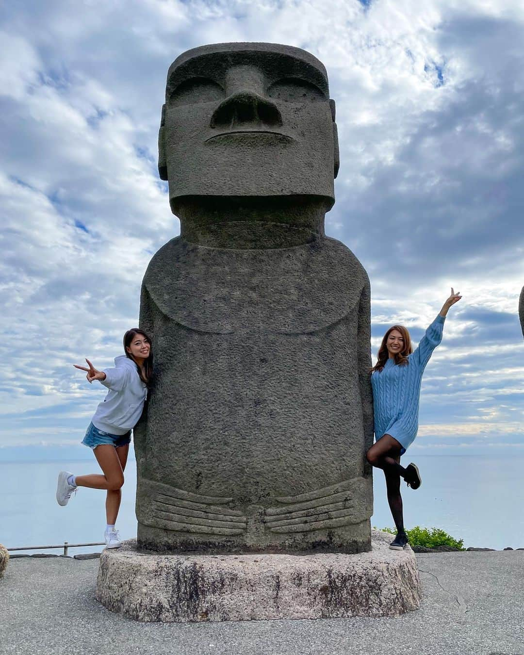 木村理恵さんのインスタグラム写真 - (木村理恵Instagram)「📍宮崎県　サンメッセ日南🗿☀️  あーちゃんがずっと行きたいって言ってたモアイ〜💓 やっと実現🔥  9:30からOpenだったけどもう既に観光の人がいたよ‼️✨ カートで行こうか話してたんだけど、全然歩いていけたよ💓 ショーパン寒いから迷ったんだけど、昼夏みたいに暑すぎて実は正解🙆‍♀️だったかも🤣🤣  4枚目の写真のモアイは地球の平和🕊🌏って言うジンクスがあるから✌️してみた💓 一体づつジンクスがあるみたいよ🤞✨詳しくはストーリーに書いたよ🖋  他にも海とモアイを見ながら乗れるブランコがあったり🌴 資料館があったり📜上から見下ろせる丘があったり🦋 気持ちよくて最高な場所でした💕  まじで行って良かった〜😘❤️楽しすぎた😻  本物のイースター島🏝も行きたいな🥺🥺  #miyazaki#travel#moai #girlstrip #japanesegirl #宮崎#旅行#サンメッセ日南  #モアイ像」11月17日 18時15分 - rierienari1229