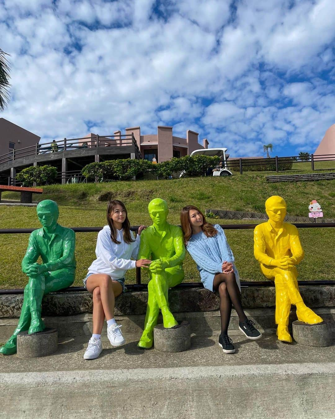 木村理恵さんのインスタグラム写真 - (木村理恵Instagram)「📍宮崎県　サンメッセ日南🗿☀️  あーちゃんがずっと行きたいって言ってたモアイ〜💓 やっと実現🔥  9:30からOpenだったけどもう既に観光の人がいたよ‼️✨ カートで行こうか話してたんだけど、全然歩いていけたよ💓 ショーパン寒いから迷ったんだけど、昼夏みたいに暑すぎて実は正解🙆‍♀️だったかも🤣🤣  4枚目の写真のモアイは地球の平和🕊🌏って言うジンクスがあるから✌️してみた💓 一体づつジンクスがあるみたいよ🤞✨詳しくはストーリーに書いたよ🖋  他にも海とモアイを見ながら乗れるブランコがあったり🌴 資料館があったり📜上から見下ろせる丘があったり🦋 気持ちよくて最高な場所でした💕  まじで行って良かった〜😘❤️楽しすぎた😻  本物のイースター島🏝も行きたいな🥺🥺  #miyazaki#travel#moai #girlstrip #japanesegirl #宮崎#旅行#サンメッセ日南  #モアイ像」11月17日 18時15分 - rierienari1229