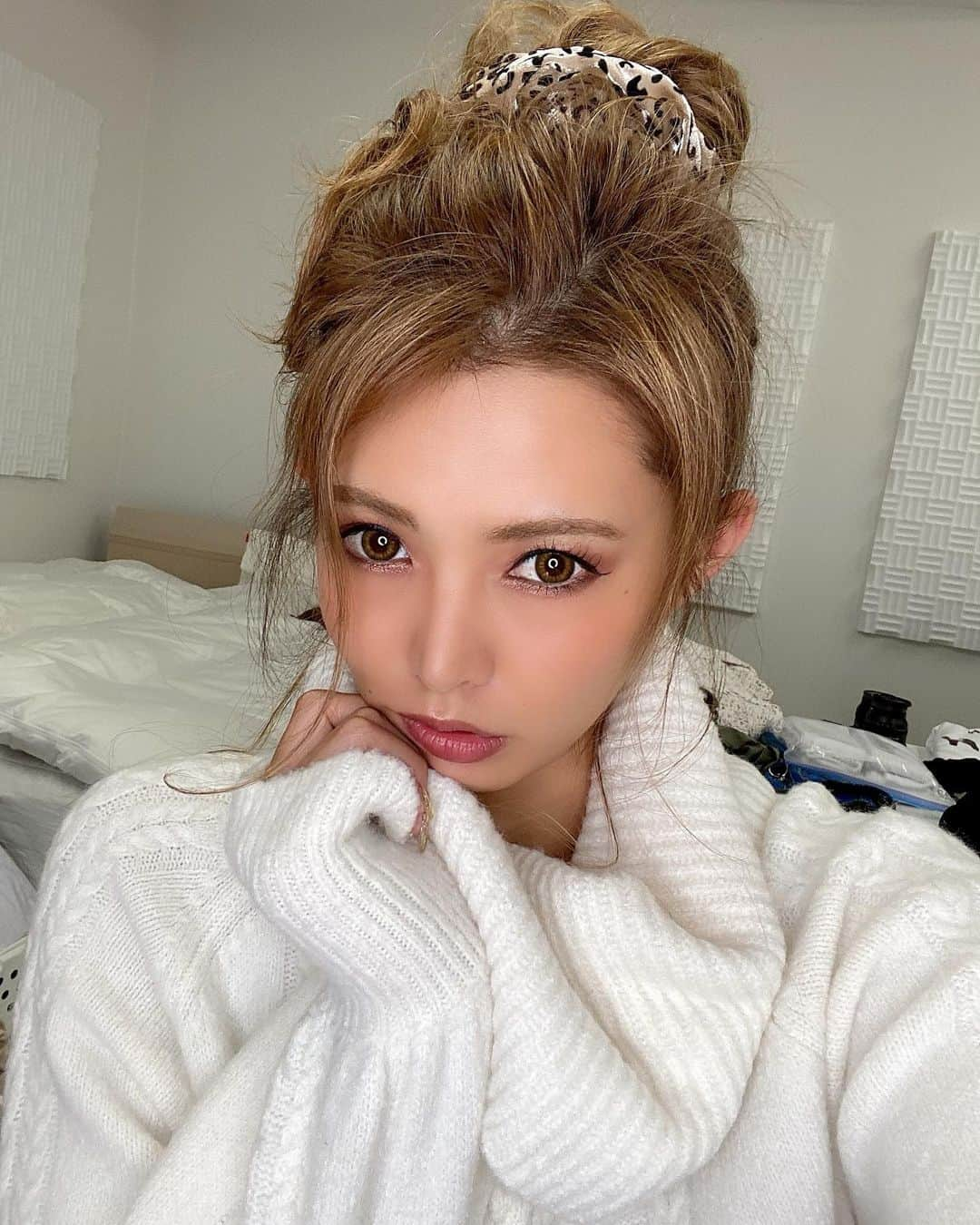 堀えりかさんのインスタグラム写真 - (堀えりかInstagram)「ニット系女子🧶   #ニット #ニットワンピース #ワンピース #簡単ヘアアレンジ #おだんごヘア #アップヘア #ルーズアップ」11月17日 18時30分 - xerikax143