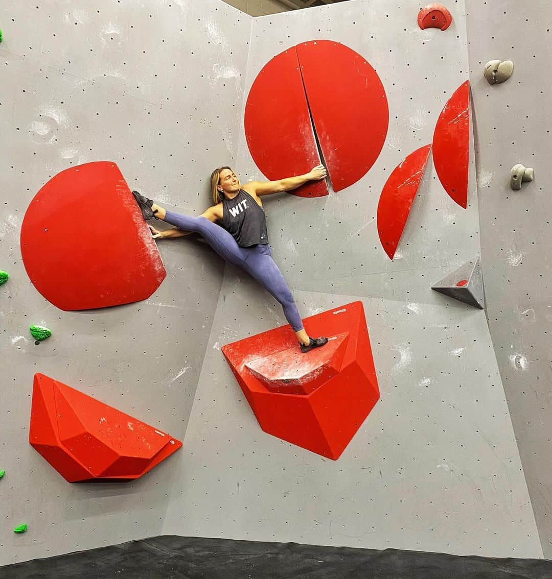 リア・クレインのインスタグラム：「Never mind leg day, don’t forget stretch day 🤸🏼‍♀️ Some funky new shapes up at @tchsheffield 💥」