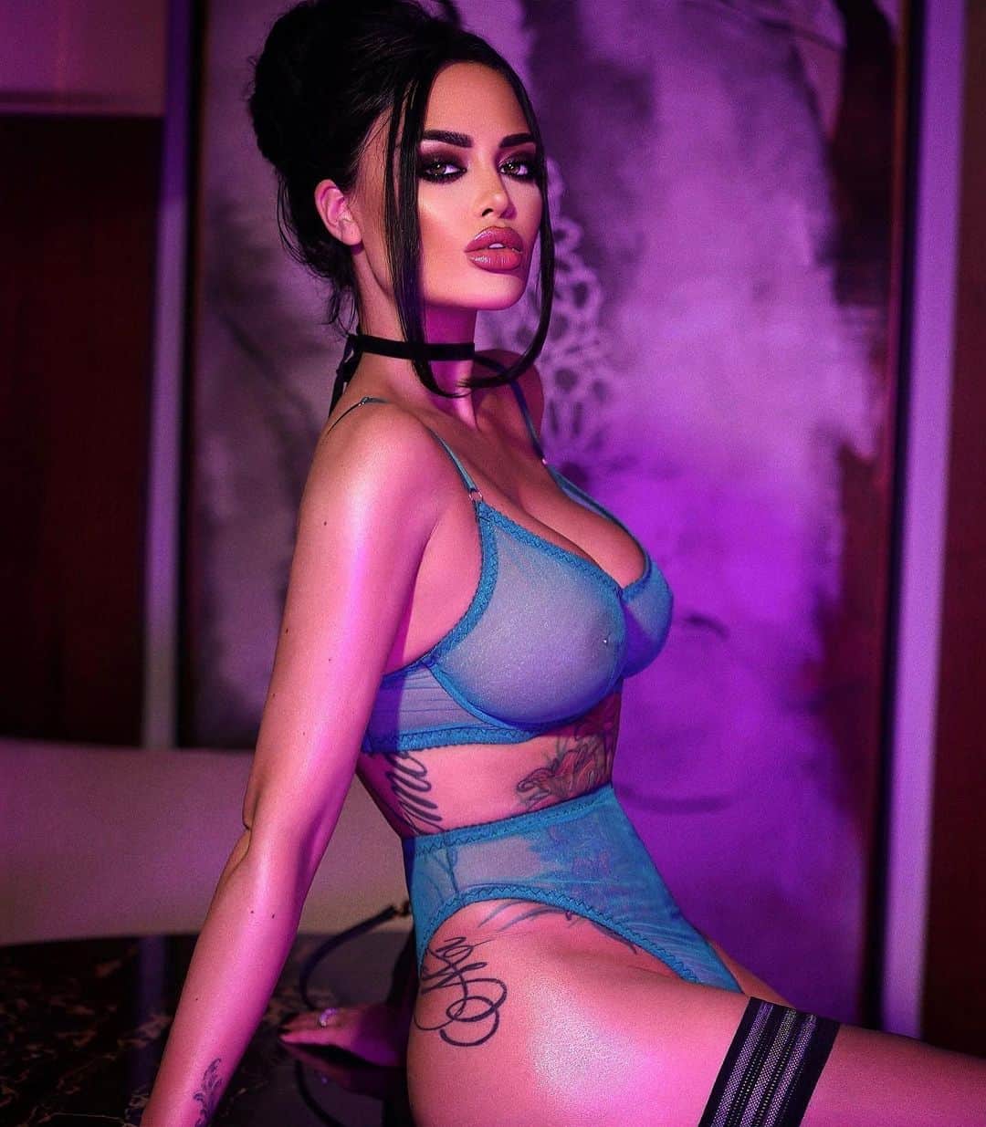 Nita Kuzminaのインスタグラム：「Когда ты что-то любишь, ты это оберегаешь! ♥ 🙌🏼 P.S. Наше первое фото с Динаром @dinarbashirov 🥵🔥  К сожалению Instagram удалил второе фото. Видимо ему не давали покоя мои полупрозрачные трусики 😈」
