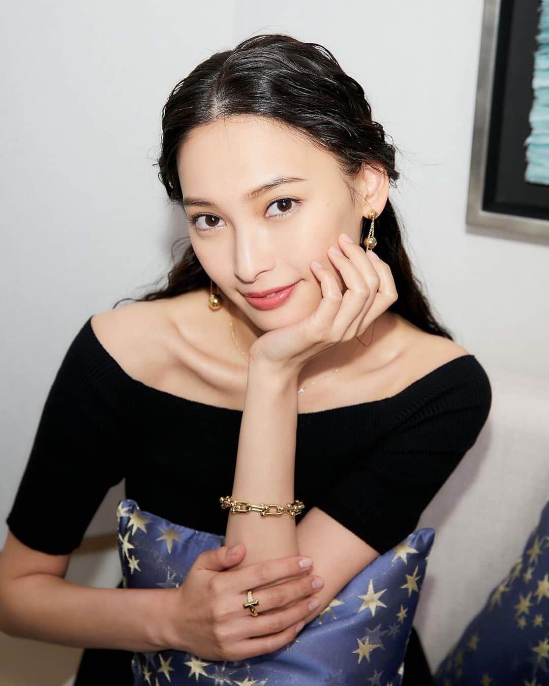 大政絢のインスタグラム：「TIFFANY HOLIDAY 2021✨✨✨  ティファニーの伝説的なデザイナー、ジャン・シュランバージェの幻想的な世界観で彩られたティファニー銀座本店にお邪魔しました！この世界観が見られるのは来月の25日まで☺️  バスキアの名作「Equals Pi」がフィーチャーされたアドベントカレンダーも展示され(ムービーでお届けしています🎁) ホリデーな雰囲気と美しいジュエリーに気分が高まった1日でした！  #TiffanyAndCo #TiffanyGinza @tiffanyandco」