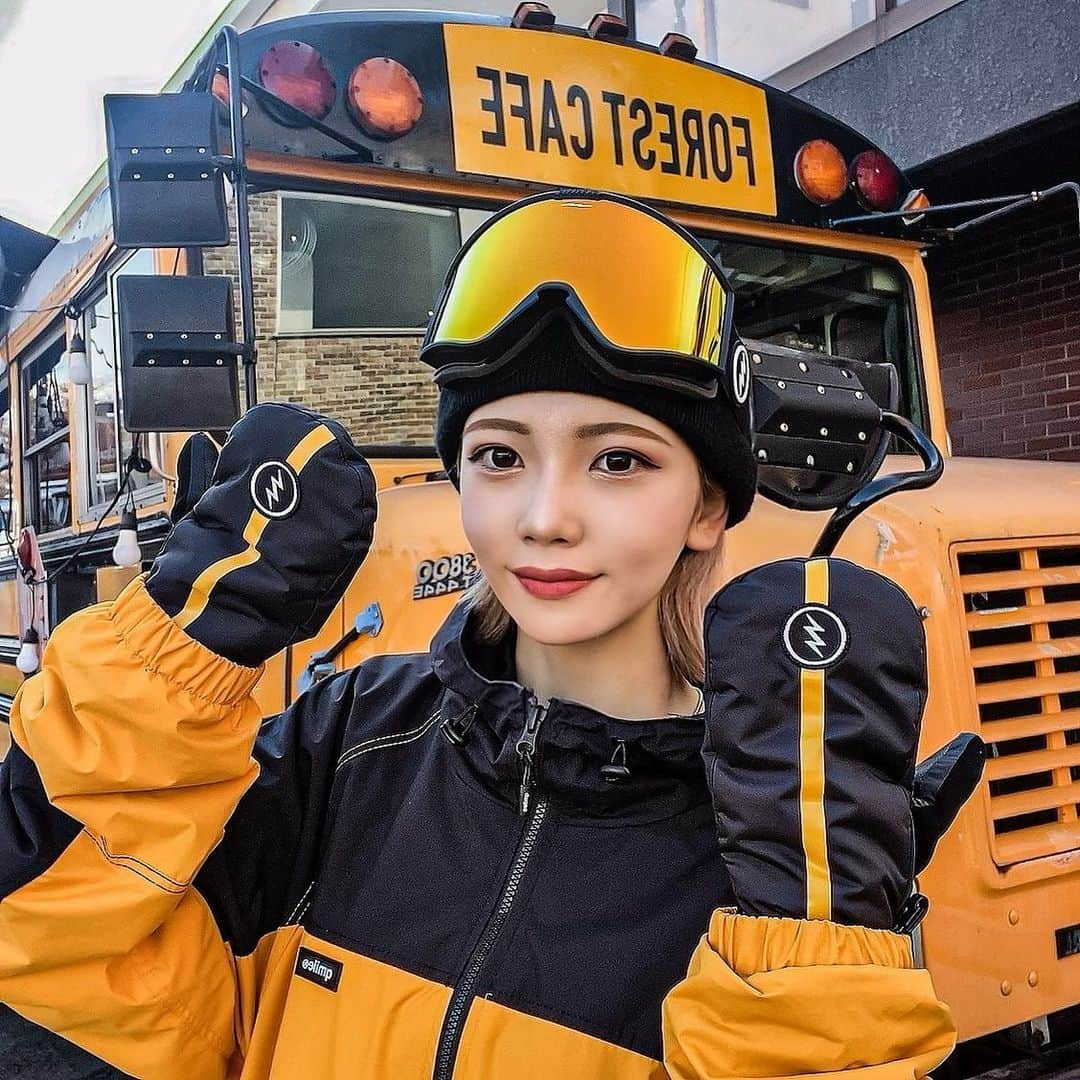 SAKIさんのインスタグラム写真 - (SAKIInstagram)「💛×🖤 ・ @electric_snow のグローブのデザインがどストライクすぎて🤩✨ ・ ゴーグルもスノボ始めた頃から、ずーっと @electric_snow 🥽 ・ ・ ・  #スノボ #スノボ女子 #スノーボード #スノボー #スノボー女子 #スノーボード女子 #軽井沢 #軽井沢プリンスホテルスキー場 #軽井沢旅行 #軽プリ #カルスキ」11月17日 20時41分 - iam_saki912