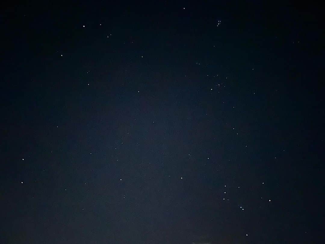 神野友亜のインスタグラム：「皆さま、こんばんは。  今日は朝からメンバーと一緒でした‼︎ かなりはしゃいだ一日でした🐥  写真は以前撮った星空。 携帯なのに、、凄いです、、。  本日も一日お疲れ様でした‼︎」