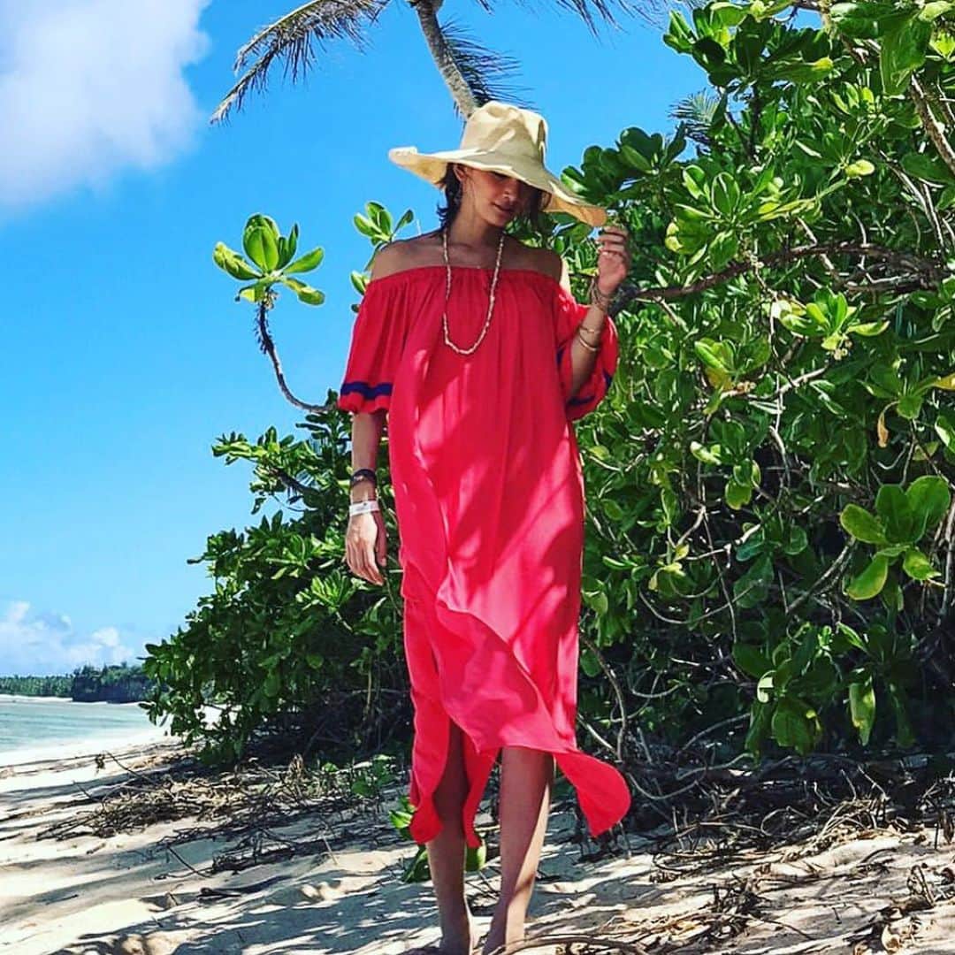 里海のインスタグラム：「インドア派ですか？ アウトドア派ですか？ 私は両方派です😛  そして筋肉痛の治し方教えて ください😢」