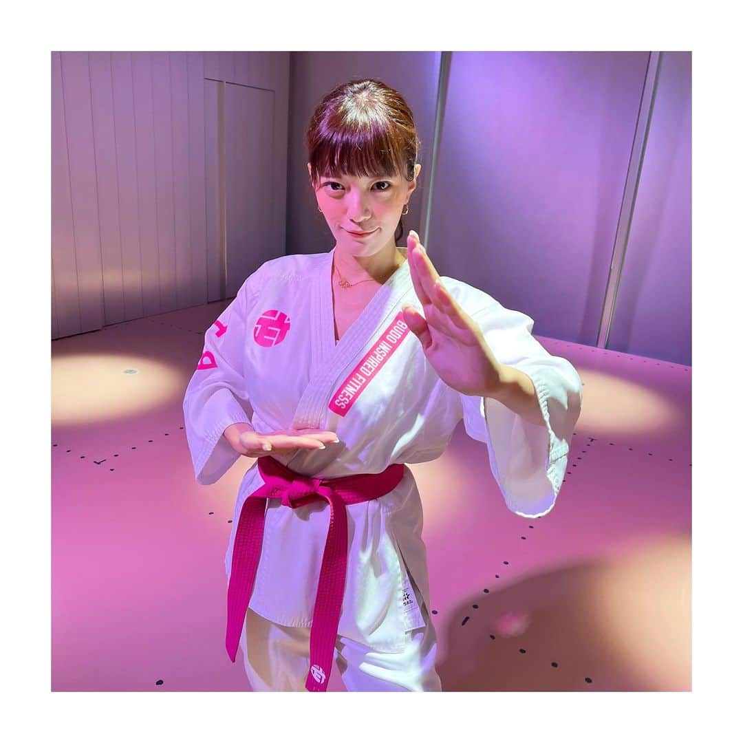 三谷紬さんのインスタグラム写真 - (三谷紬Instagram)「* 空手フィットネス🥋💓 宣言も明け、ようやくダイエット企画で ロケに行くことが出来ました♡ 今回は“空手フィットネス” 「NERGY KARATE CLUB」にお邪魔しました。 オリンピックでも話題になった空手を フィットネスにアレンジされていて ガッツリ汗かきました💧 運動は久しぶり。（小声） 次の日バキバキに筋肉痛がきました‼︎ * #diet#ダイエット#エクササイズ#痩せたい#空手#karate#🥋#ピンク#可愛い#原宿#harajuku#汗#発汗#フィットネス#fitness#exercise#テレビ朝日#アナウンサー#三谷紬」11月17日 21時15分 - mitani_tsumugi