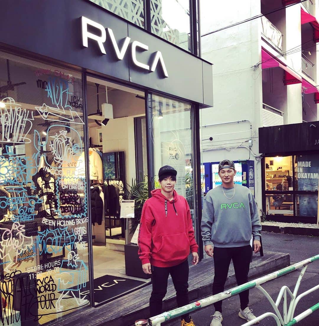 吉川尚輝のインスタグラム：「少し前ですがいつもお世話になっているRVCAに行ってきました！  お店の中もお洒落で可愛い服ばかりでした！  皆さん是非行ってみてください🔥  #rvca #rvcajapan  #rvcasport  #渋谷 #松原聖弥も #rvca #真似された」