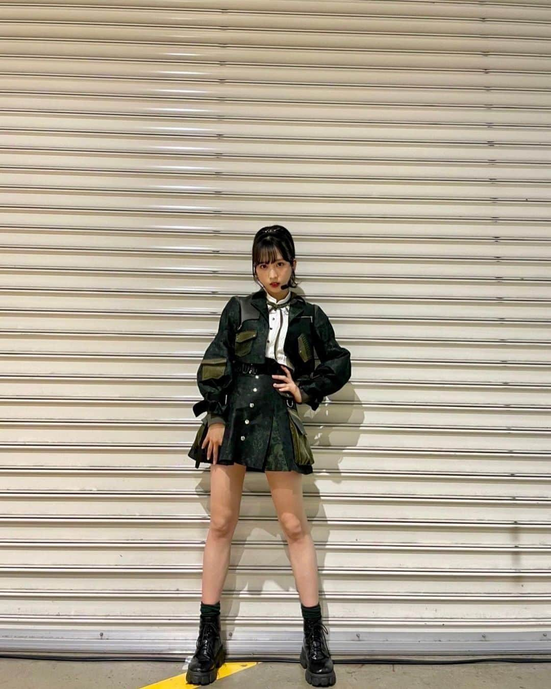 小栗有以さんのインスタグラム写真 - (小栗有以Instagram)「新衣装🔫🤍  カーキカラーで素材も形や ポイントがあったりこだわりの 詰まった1着をまた作って頂きました🥺✨  嬉しいな〜！ またこの衣装着たいな〜！  #ベストアーティスト#akb48 #根も葉もRumor#衣装#カーキ #オサレカンパニー」11月17日 21時24分 - yuioguri_1226