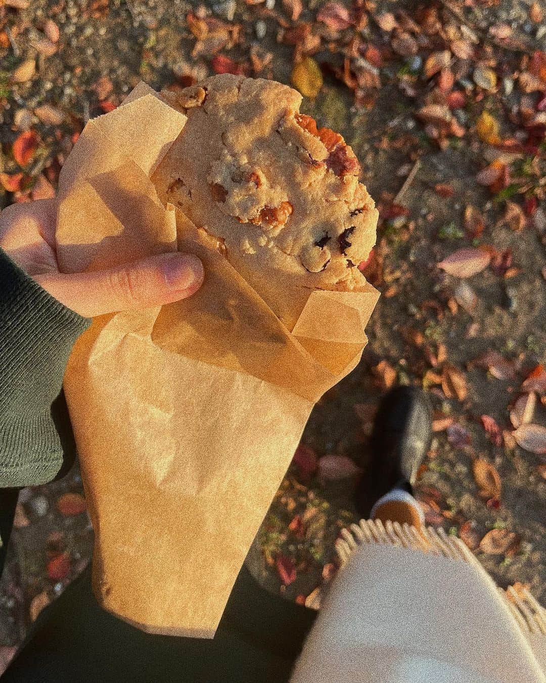 加治ひとみさんのインスタグラム写真 - (加治ひとみInstagram)「スタジオ出たら綺麗な夕陽見れちゃった☺︎  もうすぐ終わる秋を感じながら 大好きなクッキーを食べました💕😋🍪  クッキーはグルテンフリーのナッツとクランベリーのものだよ♡ @oizumi_kojo_nishiazabu   しふく。 sweat☞ @lacoste  leggings☞ @lululemonjp  boots☞ @jilsander  bag☞ @byfar_official  hair clip☞ @potete_potete  #かぢコーデ」11月17日 21時32分 - kaji_26