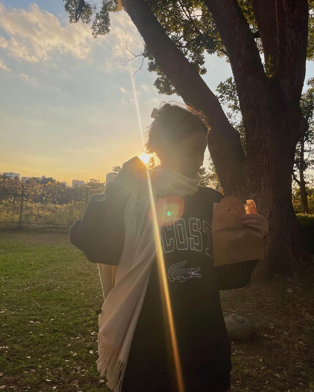 加治ひとみさんのインスタグラム写真 - (加治ひとみInstagram)「スタジオ出たら綺麗な夕陽見れちゃった☺︎  もうすぐ終わる秋を感じながら 大好きなクッキーを食べました💕😋🍪  クッキーはグルテンフリーのナッツとクランベリーのものだよ♡ @oizumi_kojo_nishiazabu   しふく。 sweat☞ @lacoste  leggings☞ @lululemonjp  boots☞ @jilsander  bag☞ @byfar_official  hair clip☞ @potete_potete  #かぢコーデ」11月17日 21時32分 - kaji_26