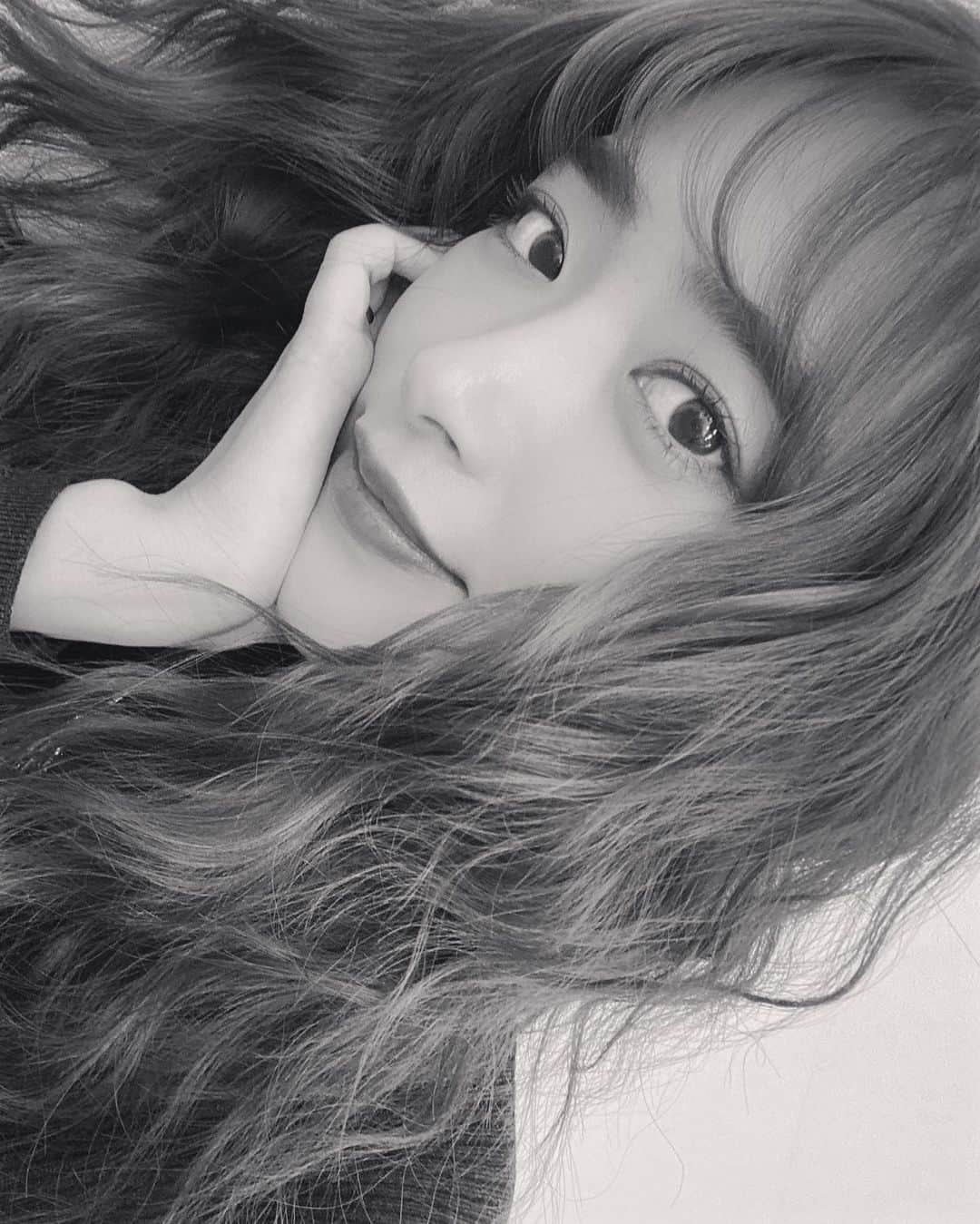 近藤千尋のインスタグラム：「髪の毛くるくるくるくる🌀🌀 明日もがんばろね💕✌️ お腹の調子が悪い近藤さんより😵‍💫  この後　22:00から 水曜日のダウンタウン❤️ (4月収録したやつがちょろっと出るかもです📺) その頃に比べると髪の毛が伸びてびっくり！笑✌️❣️  おやすみなさい💤❤️」