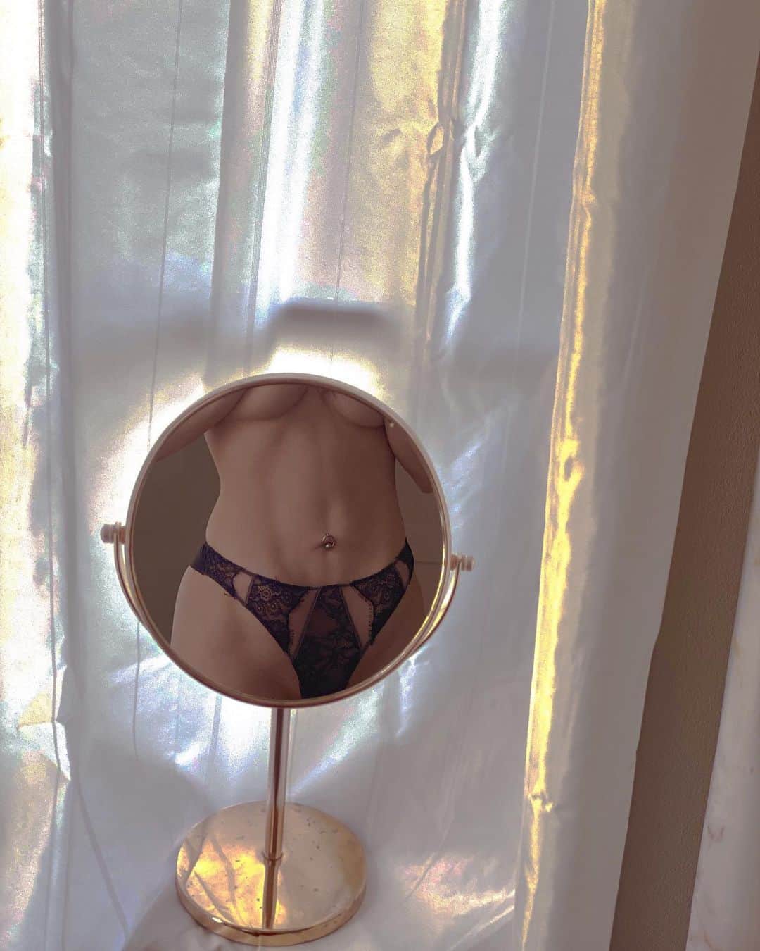 渋谷ゆりのインスタグラム：「#OnlyFans @shibuya_yuri  カラダはデザインするもの。 #art #藝術   https://onlyfans.com/shibuya_yuri」