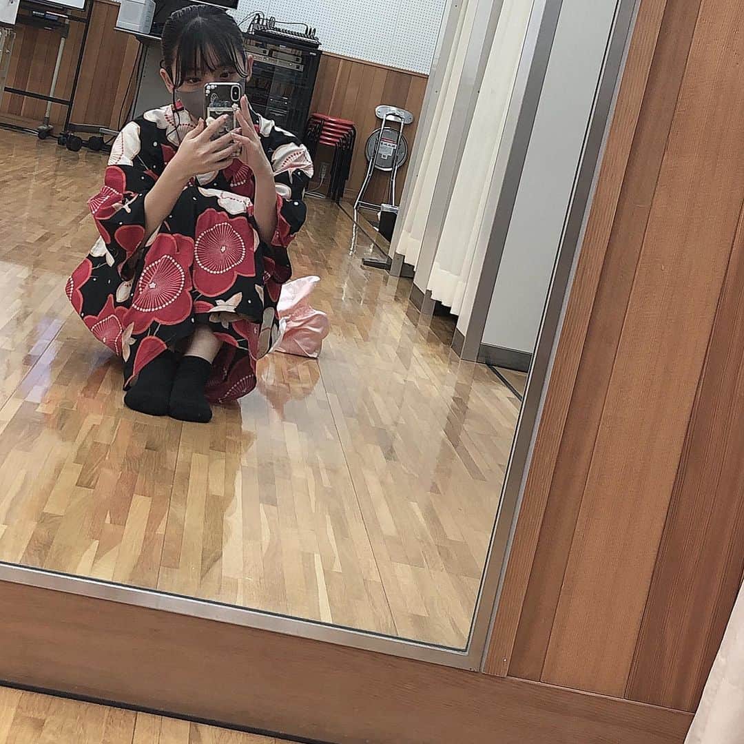 尾野寺みさのインスタグラム：「⁡ ⁡ ⁡ 大学生すごい楽しくていろんなことを堪能できててそれでもアイドルの活動したりオーディション受けさしてもらったり、自分が恵まれてるってすごい毎日思うんだけど、身の回りであったことを話す時とか相談したいときにありがたいことに何を言っても自慢ってとられてしまうんじゃないかって思う。 ⁡ 幸せすぎる悩みではあるよね ⁡ ⁡ #アイドル #大学生 #現役大学生 #浴衣 #まとめ髪 #ナチュラル #赤 #黒 #花柄」