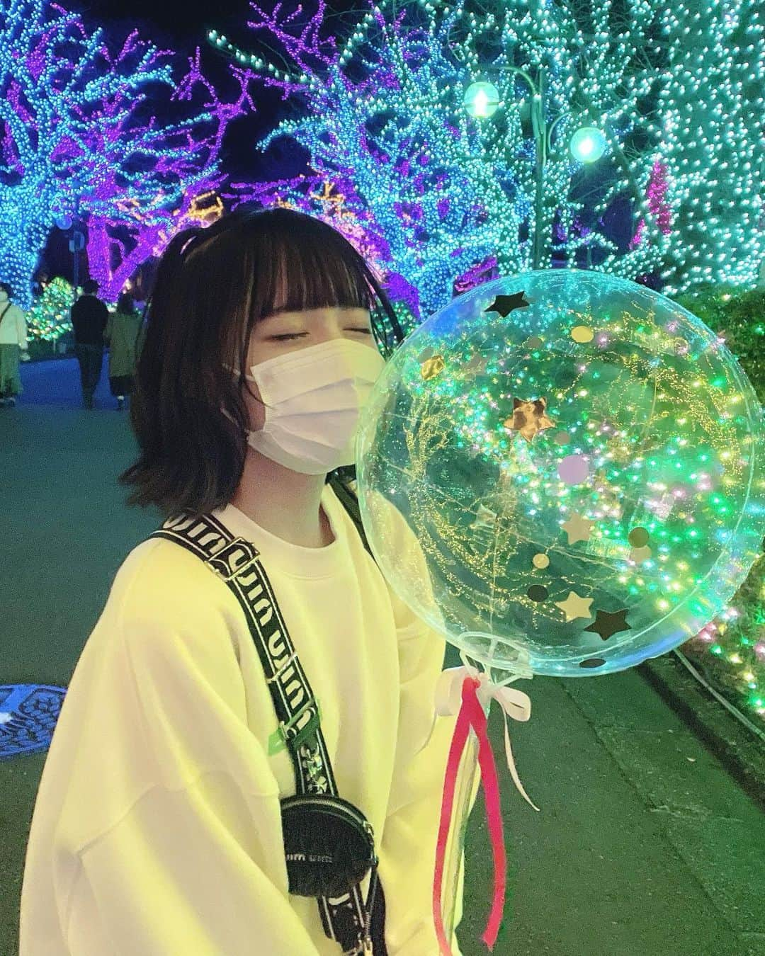 真城里帆さんのインスタグラム写真 - (真城里帆Instagram)「イルミネーションめっちゃ綺麗だった🥺 このバルーンちゃんとおうちまで持って帰ったよ＾＾ ． ． ． ． #よみうりランド #よみうりランドジュエルミネーション #イルミネーション #ハーフツイン #ハーフツインテール #黒髪ボブ #黒髪ボブヘア #黒髪ボブアレンジ」11月17日 21時50分 - riho_nonfic