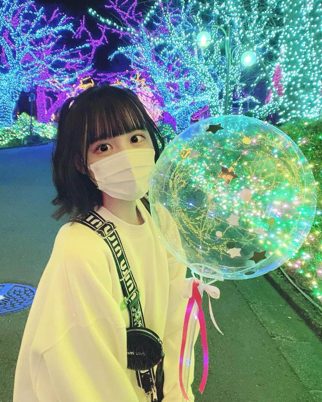 真城里帆さんのインスタグラム写真 - (真城里帆Instagram)「イルミネーションめっちゃ綺麗だった🥺 このバルーンちゃんとおうちまで持って帰ったよ＾＾ ． ． ． ． #よみうりランド #よみうりランドジュエルミネーション #イルミネーション #ハーフツイン #ハーフツインテール #黒髪ボブ #黒髪ボブヘア #黒髪ボブアレンジ」11月17日 21時50分 - riho_nonfic