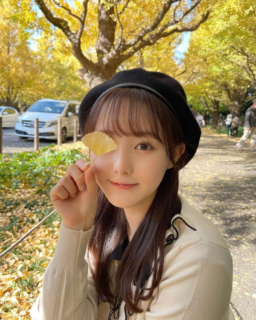 伊藤小春さんのインスタグラム写真 - (伊藤小春Instagram)「小春日和だった〜🥰☀️ 最近テレビの天気予報で「今日は小春日和です」 ってたくさん聞けてちょっと幸せです ⁡ ⁡ 大学の友達とイチョウ並木にいきました！ まだ綺麗な黄色でうれしかった♡ ⁡ ⁡ #外苑前#外苑前イチョウ並木 #ベレー帽」11月17日 21時59分 - koharu_ito_