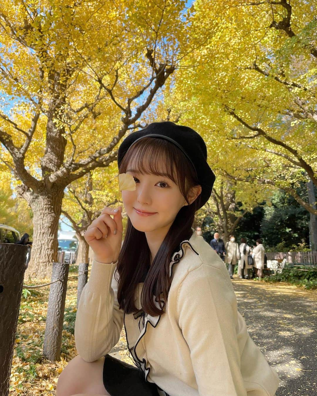 伊藤小春さんのインスタグラム写真 - (伊藤小春Instagram)「小春日和だった〜🥰☀️ 最近テレビの天気予報で「今日は小春日和です」 ってたくさん聞けてちょっと幸せです ⁡ ⁡ 大学の友達とイチョウ並木にいきました！ まだ綺麗な黄色でうれしかった♡ ⁡ ⁡ #外苑前#外苑前イチョウ並木 #ベレー帽」11月17日 21時59分 - koharu_ito_