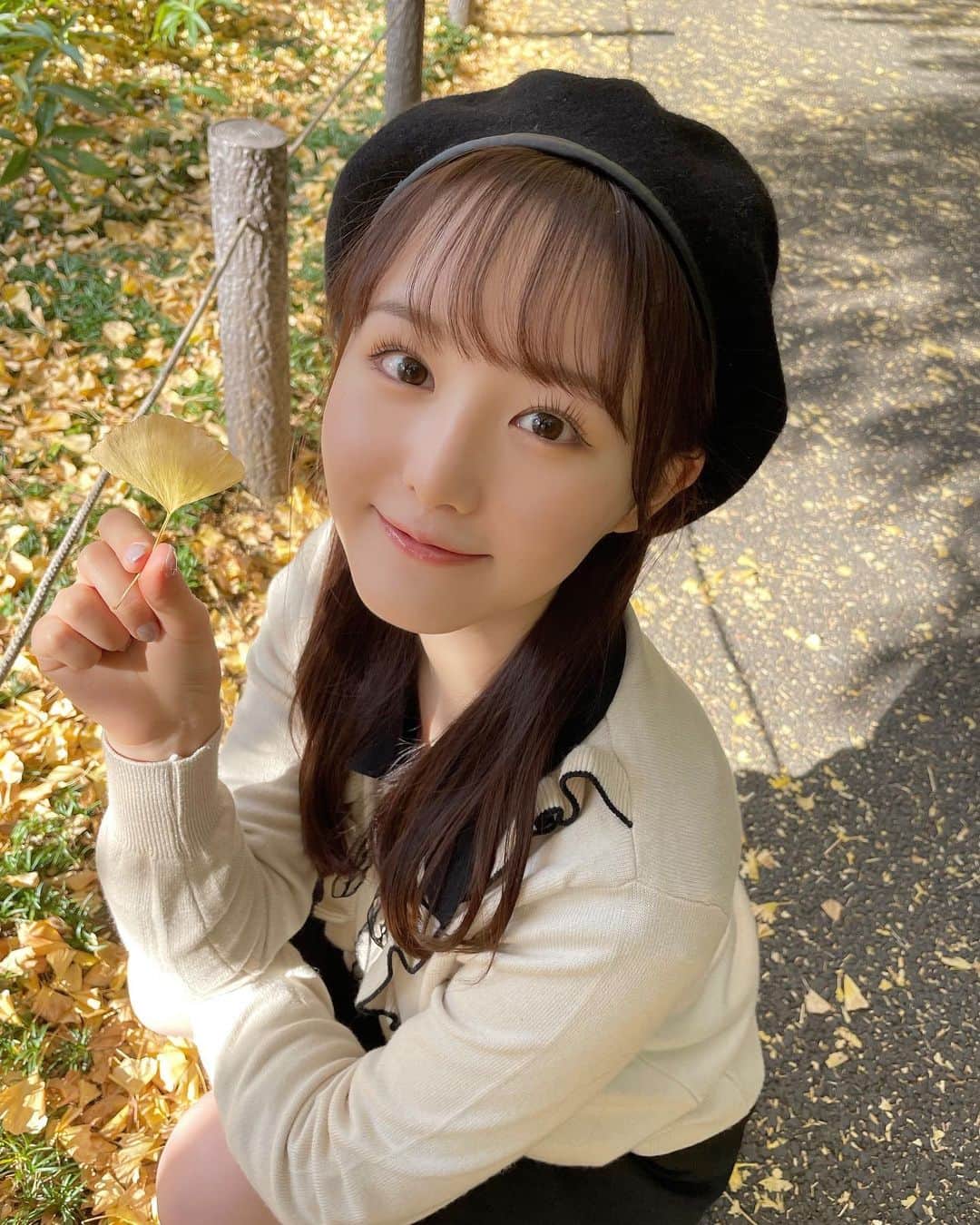 伊藤小春のインスタグラム：「小春日和だった〜🥰☀️ 最近テレビの天気予報で「今日は小春日和です」 ってたくさん聞けてちょっと幸せです ⁡ ⁡ 大学の友達とイチョウ並木にいきました！ まだ綺麗な黄色でうれしかった♡ ⁡ ⁡ #外苑前#外苑前イチョウ並木 #ベレー帽」