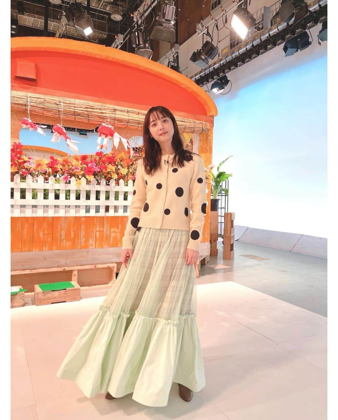 佐々木希さんのインスタグラム写真 - (佐々木希Instagram)「本日 NHK「#ロコだけが知っている 」オンエアでした😊 バタバタしていたら、告知を逃してしまった…💦  再放送も決まっているので、ぜひご覧下さい！ 11/23（火・祝）14:33〜15:00 O.A.  outfit: #ToryBurch styling: #木津明子 さん  hair&makeup: #高橋里帆 さん」11月17日 22時04分 - nozomisasaki_official