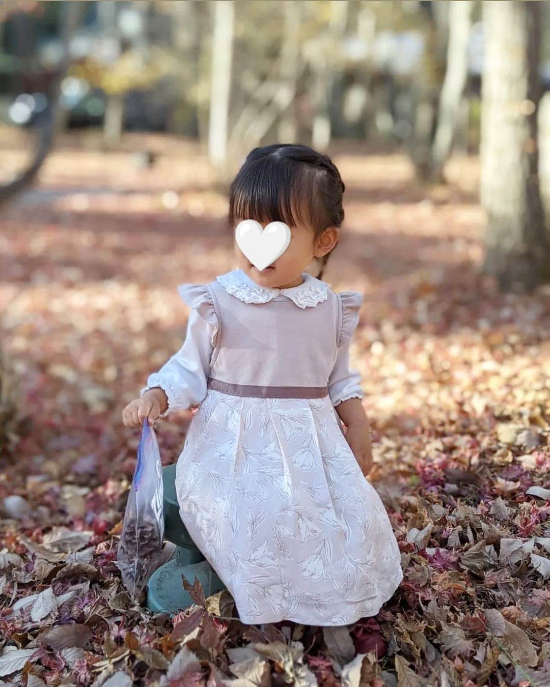 小野恵美のインスタグラム：「娘にとっては初めての結婚式列席🕊️  楽しい日お祝いの日だということはわかっているようで、「おめでとう」も言えて一安心と思ったけど、  さすが2歳児、、笑  ガーデンセレモニーは落ち葉の絨毯になったお庭を走り回り、主役の2人を背に、松ぼっくりを大量収穫🤣🧺 咄嗟の入れ物はジップロック…笑 （かわいいカゴなんて持ってなかった）  これも思い出ですね☺️🍁 子どもに優しい列席の方々と式場スタッフさんたちで助かりました😂🥺  持ち帰った思い出の松ぼっくりで娘と工作もしました〜☺️ またアップしますね❤️  #軽井沢 #軽井沢結婚式 #軽井沢高原教会 #松ぼっくり拾い #2歳児 #2歳1ヶ月 #2歳 #2歳女の子 #女の子 #女の子ママ #秋晴れ #秋 #お呼ばれコーデ #子供 #子ども #おめかし」