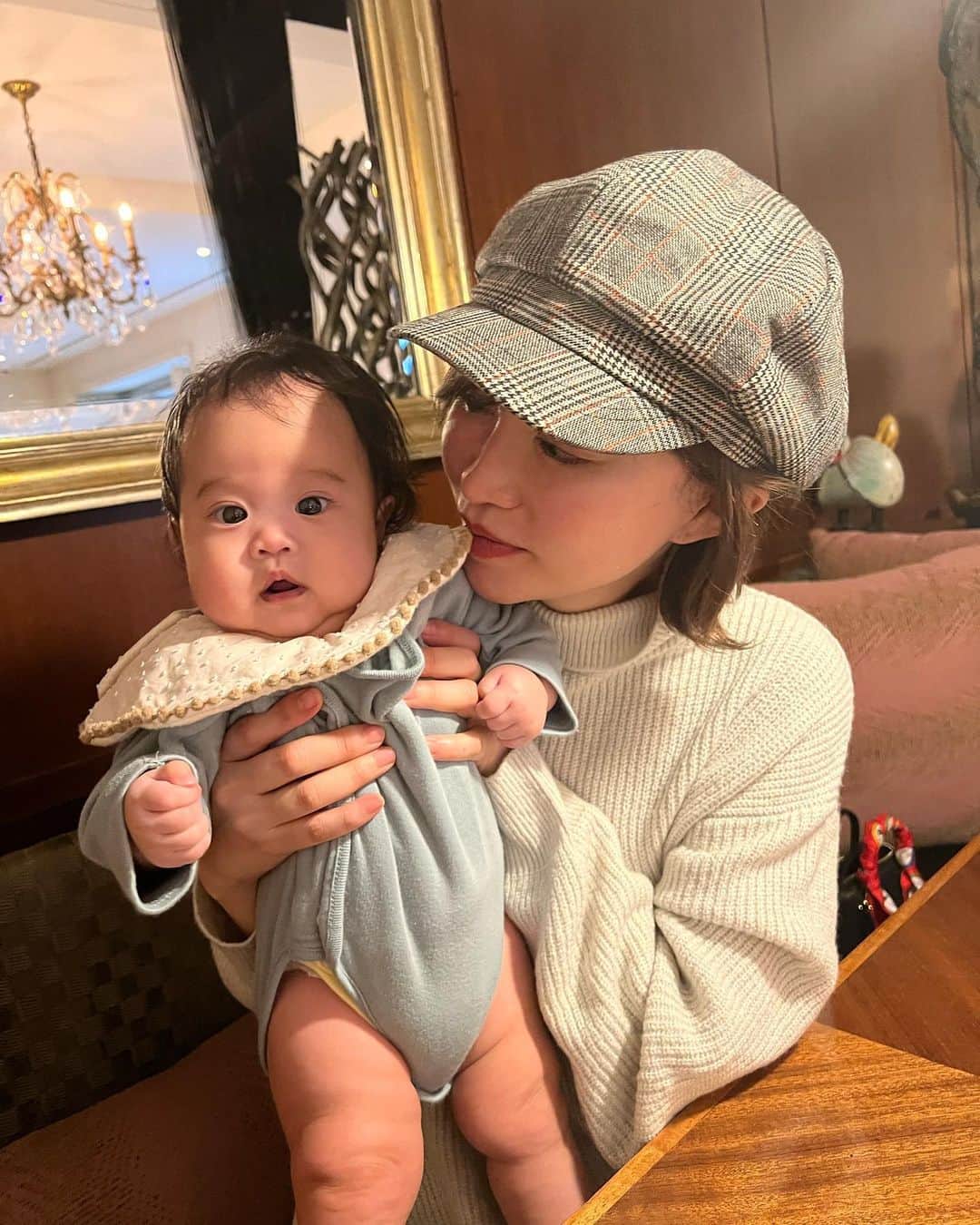 里美ゆりあのインスタグラム：「お友達の赤様♥️  癒されたぁ🥰  #赤ちゃん  #癒し #lunch  #friends  #pretty  #baby」