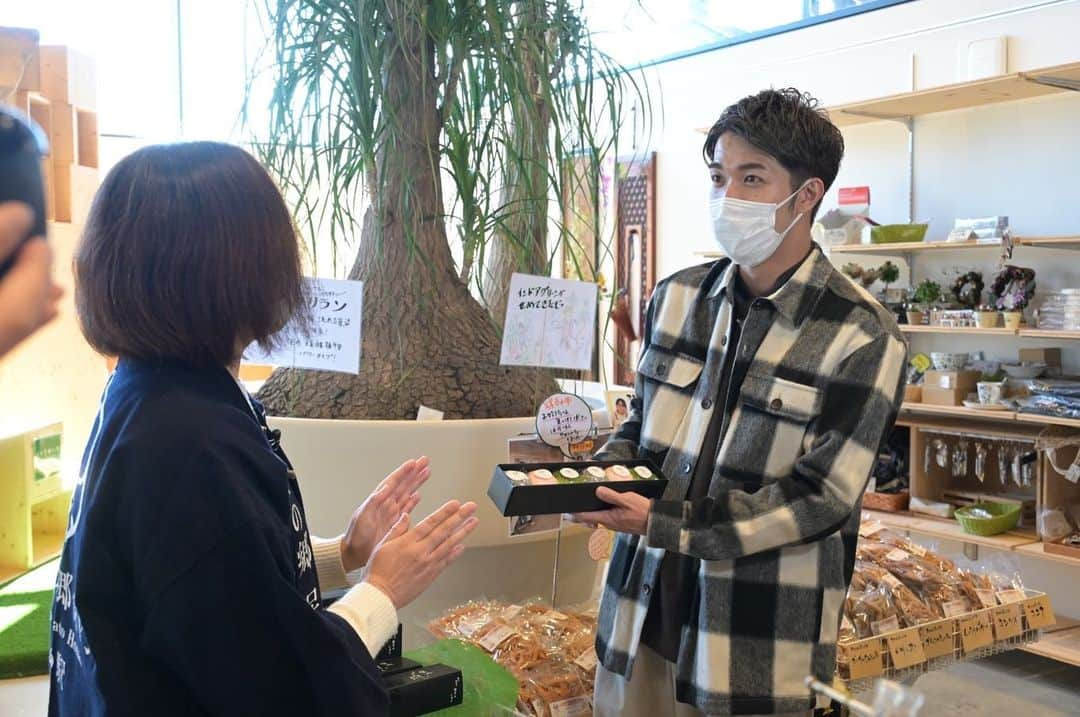 中澤卓也さんのインスタグラム写真 - (中澤卓也Instagram)「今日は新潟でのレギュラー番組「なじラテ」のロケでしたー🙆‍♂️ めちゃイイ天気で、最高のロケ日和☀️ お世話になった皆さん、ありがとうございました〜🙇‍♂️ 新潟以外にお住まいの方も、「TVer」のアプリを使えば全国から見れちゃいますよ👀👍  #なじラテ #bsn新潟放送 #中澤卓也の手を握っていいですか #レギュラー番組 #ロケ #tver #約束 #中澤卓也」11月17日 22時09分 - takuya_nakazawa.118