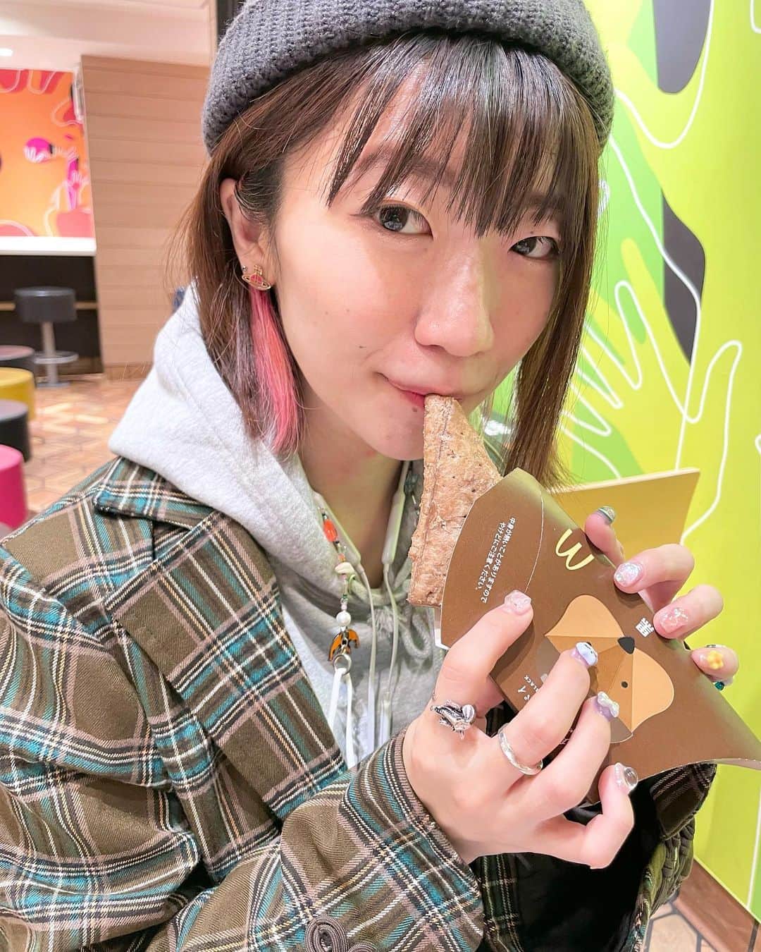 ぱいぱいでか美のインスタグラム：「チョコパイ始めさせてもろてます . 先週の写真なんだけどチョコパイ食べたよー めちゃくちゃ美味しかった😵‍💫 あと大場ちゃん写真撮るのうまいな！笑 というわけで photo by @oobaharuka です。 . #マクドナルド #チョコパイ #三角チョコパイ」
