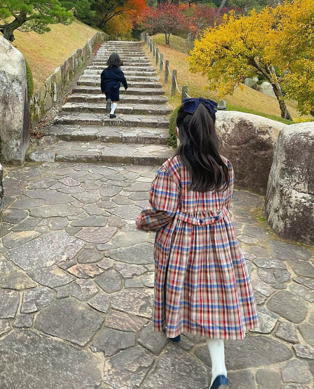 堀江直美さんのインスタグラム写真 - (堀江直美Instagram)「家族で紅葉狩りへ🍁  広い敷地内に鯉が驚くほどいて🤣空港も近いので帰りは飛行機を見て帰りました✈️ #子連れお出かけ   毎年の紅葉スポットにしたい！  #紅葉#紅葉狩り#三景園#広島紅葉#広島観光#広島旅行#広島子連れ#hiroshima#家族#家族時間#familytime#8歳女の子#5歳男の子」11月17日 22時40分 - naomiiiiiiiiiiii