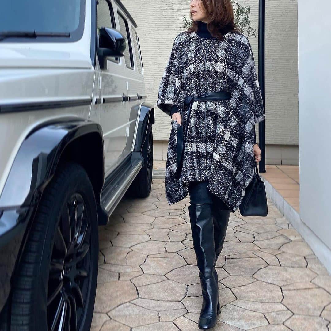 のインスタグラム：「⁡ ⁡ ⁡ 𝐧𝐞𝐰 𝐚𝐫𝐫𝐢𝐯𝐚𝐥 ⁡ 📢📢📢  @sysorus.select よりイタリア製の ウールミックスのパイル素材を使用した 軽くて暖かなポンチョ作らせて いただきました💛💙🖤 ⁡ 衿元のトリミングと取り外し可能な フェイクレザーのベルトがアクセントに これからの季節におススメな1着です🍂 ⁡ ⁡ SYSORUS×akko3839  パイルチェックポンチョ color: NAVY×MUSTARD(A) / BLACK×GRAY(B) size: F ⁡ webサイトでは下記日程より発売START 11/18（thu）20:00〜 @sysorus.select  ⁡ ⁡ ⁡ ⁡ ⁡ #instagood#outfit#code#instalike#fashionista#instafashion#ootd#simple#chic#style#stylish#styleblogger#Instafashion#fashiongram#mystyle#fashionista#sysorus#シソラス#コラボ#コーディネート#大人コーデ」
