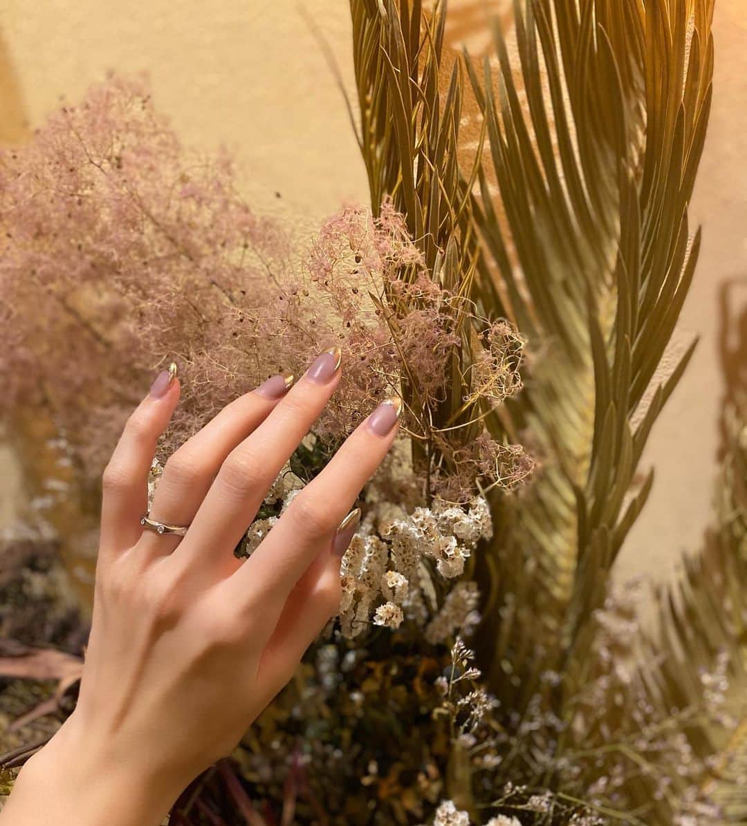 のインスタグラム：「マット×ミラーの掛け合わせがお気に入り、な今のネイル。 くすみパープル🤍💜  💅 @aries__shinsaibashi」