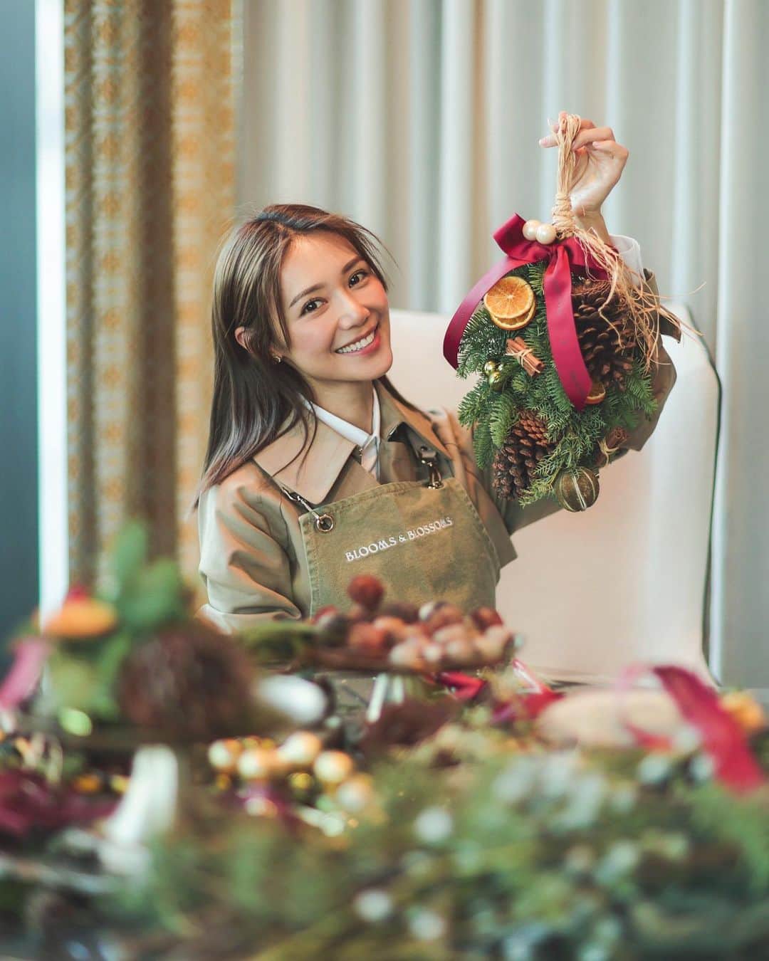 Elva Niのインスタグラム：「第一次動手做聖誕door hanger 成品雖然和老師的有差距 但自己已經很滿意了 這兩天掛在家中 松樹的味道總是在開門之間撲鼻而來 家裡的節日氣氛瞬間濃厚了起來 已經迫不及待的想要開始佈置聖誕樹了😂 @bloomsandblossomshk  @rosewoodhongkong   #RWJourneys #RosewoodChristmas #bloomsandblossomshk」