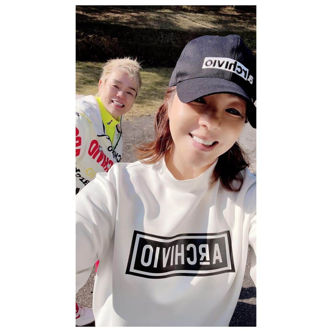 井上貴子のインスタグラム：「お仲間とゴルフの日  お天気にも恵まれて気持ちよかった  神取さんも一緒です  そしてなんと！ 人生初のホールインワン！！！！  150ヤードくらいでショート ドライバーが当たっても そんなに飛ばないので ドライバーを使いました  あるはずのボールが無くて 探し回っていたら…  なんと入っていたの！！！  もう二度とないとはおもうので  たくさん記念撮影しましたっ  ALEでお祝いのパーティー  ALEさんから「タイ」を頂き 「メデタイ」アリガタイ❤︎❤︎❤︎  ありがとうございましたーーっ  今回もアルチビオさんからの衣装提供 ありがとうございます  Happyで^ ^  プロフィール画面に記載のURLより 通販サイト「神取屋」に飛べます^ ^  コロナ禍に携わる全てのお仕事の皆様 心から感謝しています 引き続き油断せずお気をつけてお過ごし下さいませ  #井上貴子  #LLPWX #女子プロレス #トイプードル #ゴルフ #ホールインワン #アルチビオ #https://youtu.be/w_8_LE5KVYk #cacatocacat #貴子ちゃんちゅーぶ #YouTubeはじめました #チャンネル登録お願い致します #LLPWX通販サイト神取屋 #感謝 #STOPCOVID19」