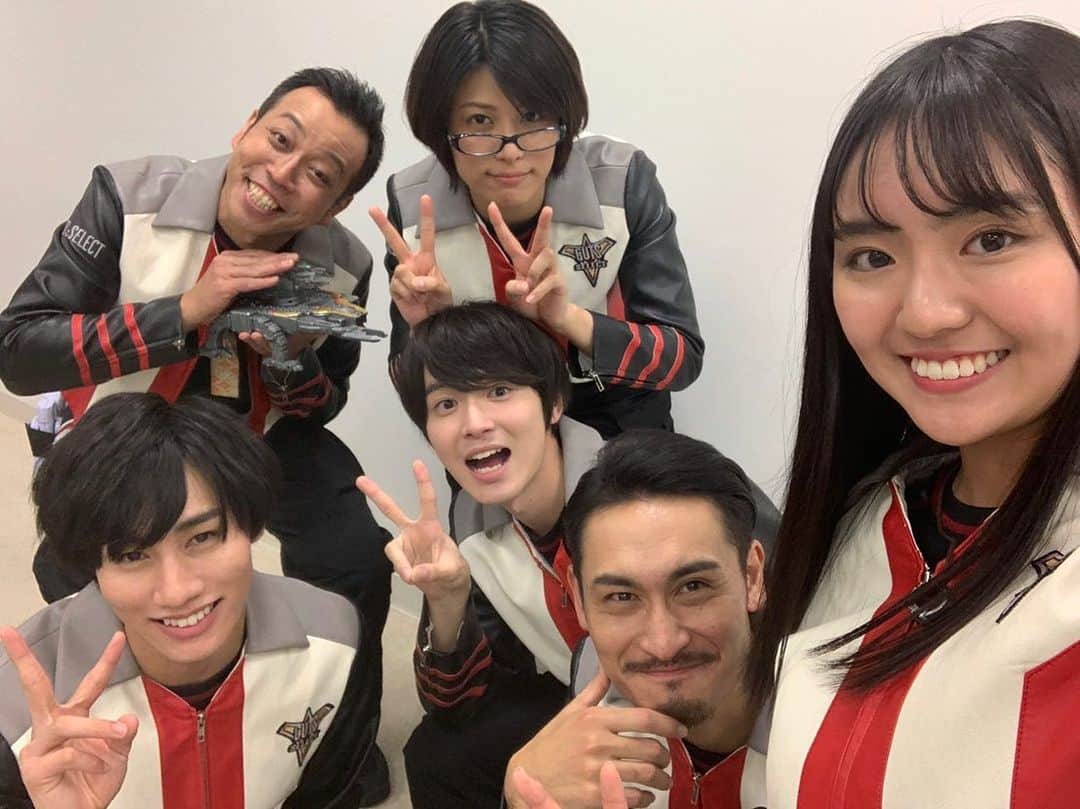 春川芽生のインスタグラム：「‼️GUTS-SELECT座談会⚡️ の時の写真だよ〜〜ん！ あっちもこっちも 違うの載せちゃうよ〜ん！  2時間弱、YouTubeでもみれるので いつでもご視聴くださいましませ〜🦓💁‍♂️  改めてご視聴＆ご参加ありがとうございました❕ 最後のトリガーさんとのハイタッチ お家でもめちゃくちゃ感極まるぜ、 かっこよくて痺れる🔥  そして本日から1/22まで 『ヒーロータイムウルトラマン』のアプリで ヒマリのフレームもらえちゃえやす（＾ω＾） #来る日も光栄ッ 色んなゴクジョーショット狙ってくださいなっほっほ🔔🎅  ちなみにこの日は眼鏡が自前でした‼️笑」