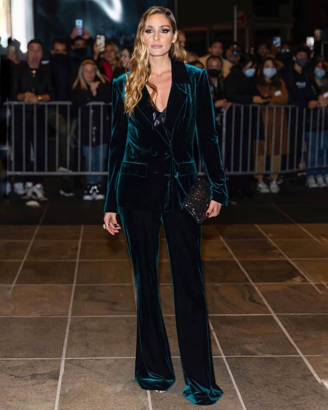 オリヴィア・パレルモのインスタグラム：「Green for @houseofguccimovie 💚⁣ ⁣ 📷: @thestewartofny  💄: @andrea_tiller  💇🏼‍♀️: @kenna_hair_」