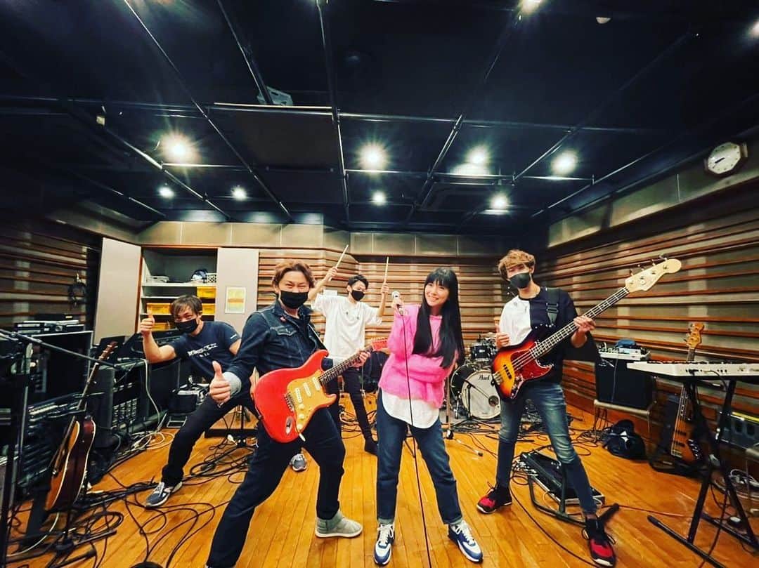 島谷ひとみさんのインスタグラム写真 - (島谷ひとみInstagram)「11/28のリハーサル🎶  いい感じ❣️  お疲れ様でした〜ん。  #LIVEリハ #島谷製作所 #島谷ひとみ」11月17日 23時54分 - shimatani_hitomi_official