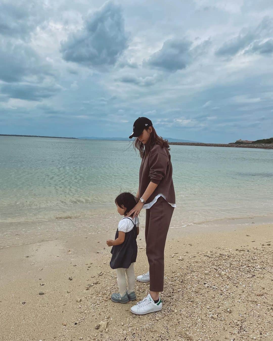 小屋春菜のインスタグラム：「弾丸2泊3日の沖縄旅行。 今年はありがたい事に旦那さんが忙しく、旅行という旅行が出来ていなかったので2日間OFFと確定した時に旦那さんが海感じてえーー！😤😤な気分だったので石垣島に。付き合ってる時に訪れて以来の石垣島は見える景色がまた違いよかった😊曇りが多かったけど晴れ間にも恵まれ最高のリフレッシュでした🤍　 靴下黒いのは見逃してくだせえ。🙏」