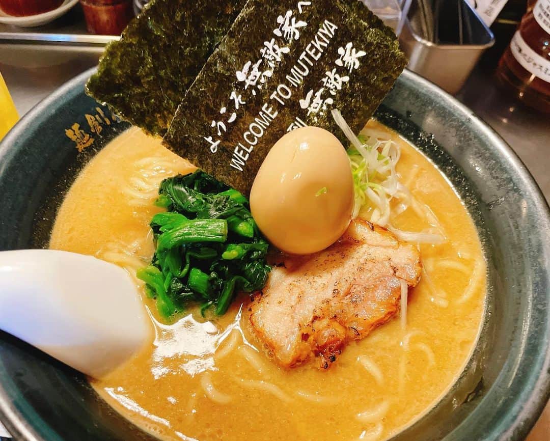 のインスタグラム：「数年ぶりの無敵家さん 上京したばかりの時に、屯ちんとか無敵家とか池袋のラーメンやさんに会社の先輩によく連れてってもらいました。 それぶり！？かなあ！ 外国の方がよく並んでるイメージで、あんまり味は印象になかったんだけど… めっちゃ美味しかったやーーん！💪 生ニンニク50円でつけたらでっかいの4粒くらいついてきて焦ったよ笑！ 濃いの食べたい気分だったのでドロドロのスープの選びました。 正解~~~~~~👉  #ラーメン #ramen #麺スタグラム #麺スタグラマー #ラーメン女子 #家系ラーメン  #無敵家  #池袋ラーメン  #声優 #道井悠」