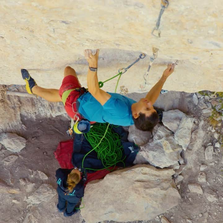アレックス・オノルドのインスタグラム：「I’m teaming up with @Ando.money to offer an outdoor adventure for anyone and a friend around Vegas. Climbing, hiking, mountain biking, or really whatever you’re into, I’m ready for any level of excitement. Seriously, it can be mega or mellow, depending on who wins and what they want to do. Click the link in my bio to win a fun and potentially very exciting trip. #SustainableBanking #AndoPartner #ad」