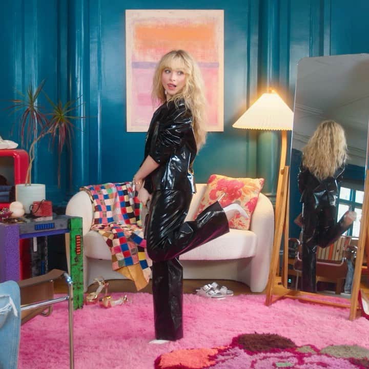 サブリナ・カーペンターのインスタグラム：「how to wear clothes when u are small @voguemagazine #7days7looks ♡ full video in bio」