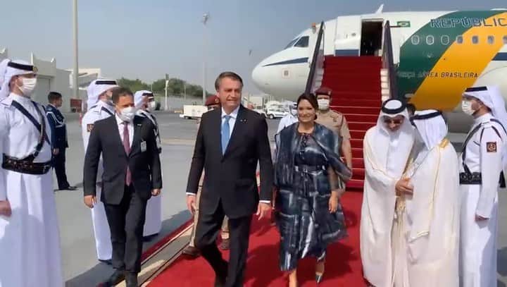 ジルマ・ルセフのインスタグラム：「🇧🇷 O Presidente Jair Bolsonaro e a primeira-dama Michelle Bolsonaro chegaram a Doha, capital do Qatar, nesta quarta-feira (17/11). Na cidade, o Presidente participará de reuniões com o emir Tamim bin Hamad Al Thani e com representantes da Fifa, além de visitar o estádio Lusail, sede da final da Copa do Mundo de 2022.  @amiridiwan」