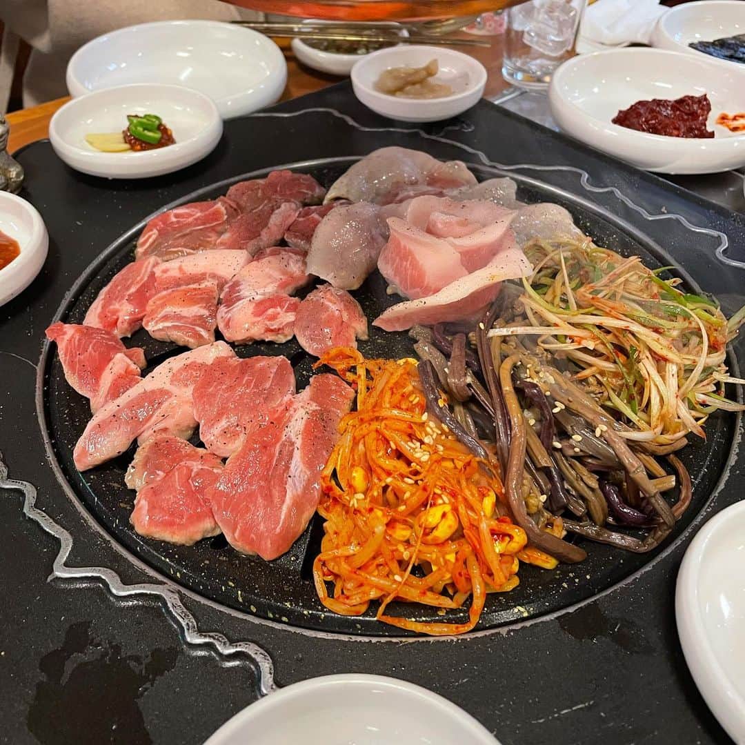 リュ・ジヘのインスタグラム：「제주도가 그리울땐 압구정제주집!!!! 오마카세 먹어서 넘 배불렀는데  고기 볶음밥 순두부 넘 맛있어서.. 다 먹어버렸지 모야!   고사리 넘 죠아..🧡  #압구정제주집 #본점 #제주집 #압구정 #서울맛집 #강남고기맛집」